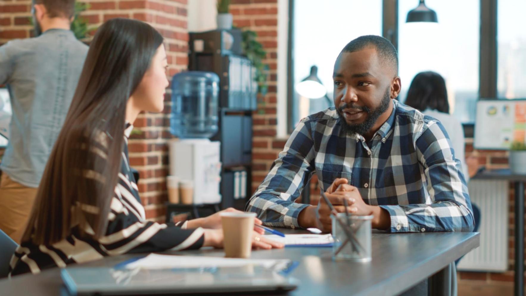 Profesionales trabajando en análisis financiero