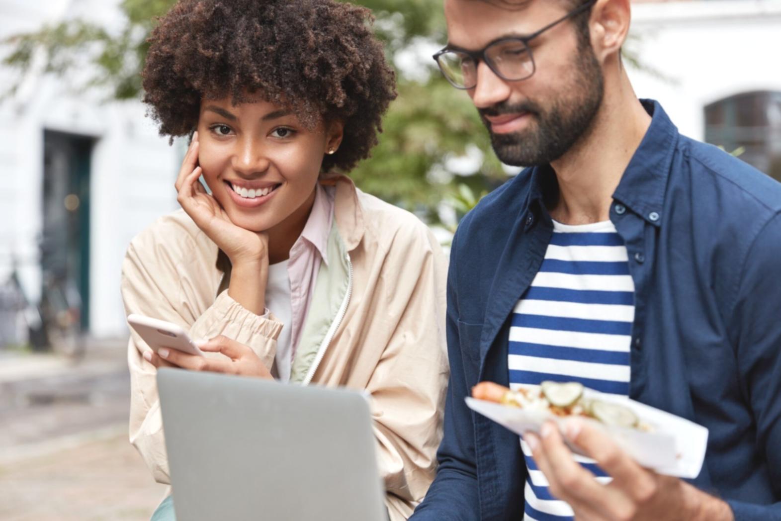 Profesionales en sesión de trabajo colaborativo